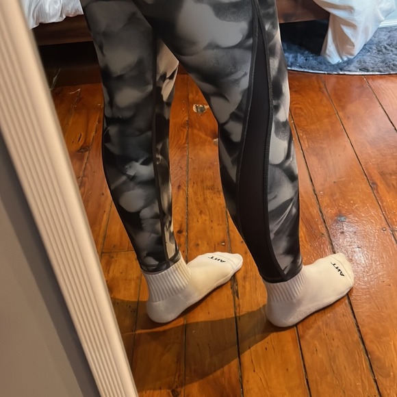 Lululemon high rise train times (discontinued) leggings size 2, length 25 - Picture 2 of 7